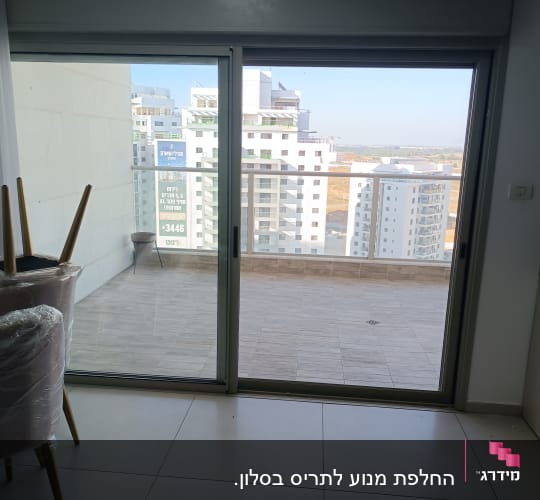 דלת זכוכית למרפסת עם נוף לבניינים